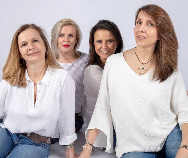 Группа Женщин Друзей Среднего Возраста Развлекающихся Фотосессии Студии — стоковое фото