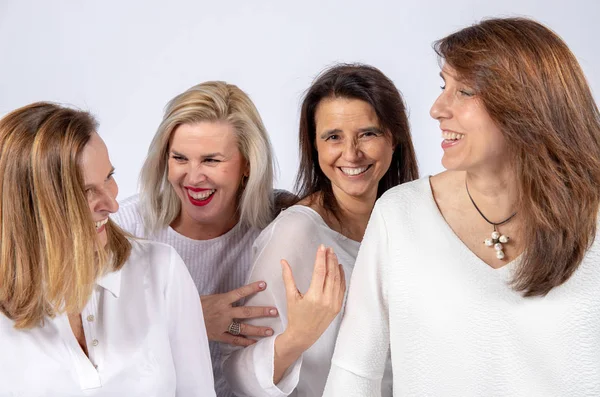 Grup 4 kadın, arkadaş, beyaz arka plan ile bir stüdyoda fotoğraf oturumunda eğleniyor orta yaşlı