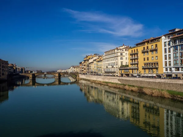 Florença com o Rio Arno e a Ponte Vechio — Fotografia de Stock