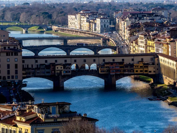 Florencie, v blízkosti řeky Arno a Ponte Vechio — Stock fotografie