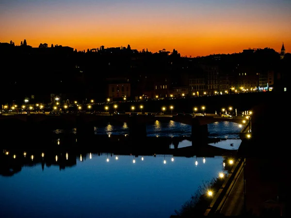 Florença e o rio Arno à noite — Fotografia de Stock
