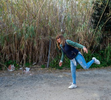 Mutlu 50'li. Tarlalarının arasında kutluyor