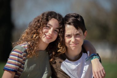 Kardeşler poz oturan