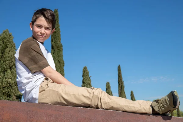青い背景の空を持つ13歳の少年の肖像画 — ストック写真