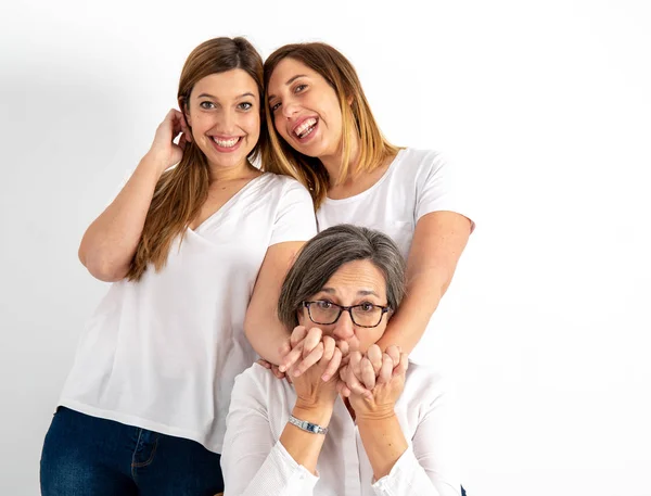 Retratos de estudio de la familia de una madre y dos hermanas gemelas . — Foto de Stock