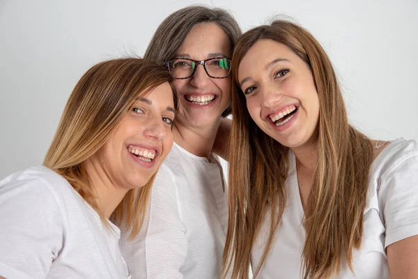 Étudier les portraits de la famille d'une mère et de deux sœurs jumelles . — Photo