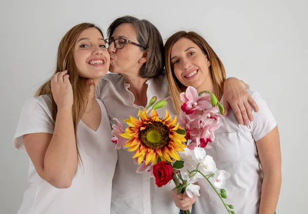 Anne ve ikiz kız kardeşler ellerinde büyük bir ayçiçeği ile çok komik bir tutum zevk — Stok fotoğraf