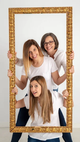 Madre y dos hermanas gemelas disfrutan en actitud muy divertida — Foto de Stock