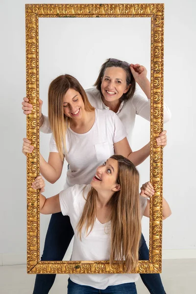 Madre y dos hermanas gemelas disfrutan en actitud muy divertida — Foto de Stock