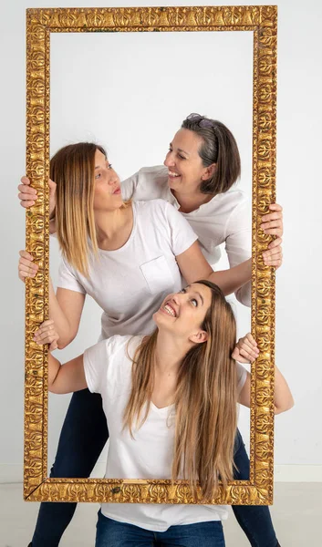 Madre y dos hermanas gemelas disfrutan en actitud muy divertida — Foto de Stock