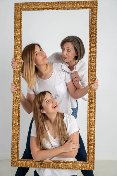 Мати і дві сестри-близнючки насолоджуються дуже смішним ставленням — стокове фото