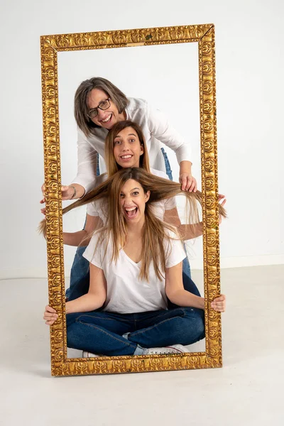 Мати і дві сестри-близнючки насолоджуються дуже смішним ставленням — стокове фото