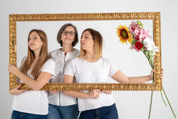 Madre y dos hermanas gemelas disfrutan en actitud muy divertida — Foto de Stock