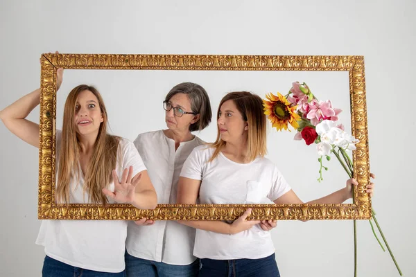 Madre y dos hermanas gemelas disfrutan en actitud muy divertida — Foto de Stock