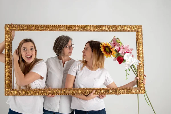 Madre y dos hermanas gemelas disfrutan en actitud muy divertida — Foto de Stock