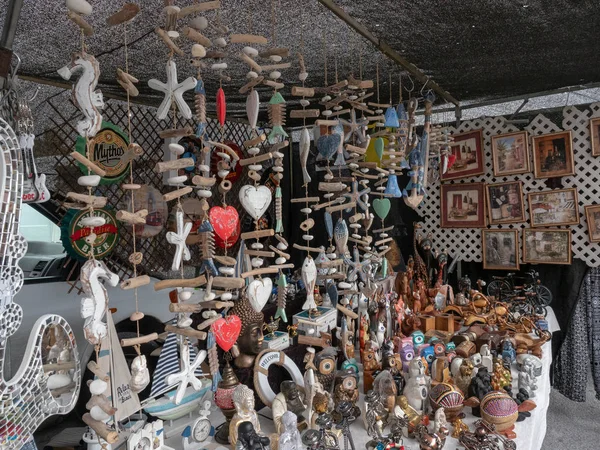 Hängegegenstände wie Ornamente und Traumbusters auf einem Flohmarkt — Stockfoto