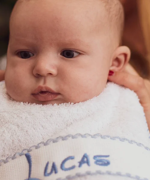 Bambino di tre mesi con bavaglino — Foto Stock