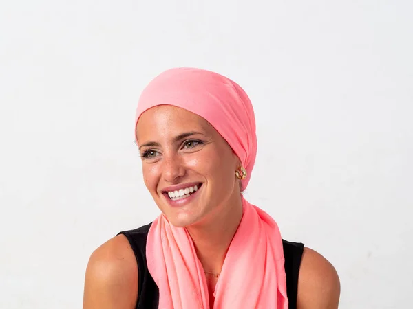Kafasında pembe mendili olan genç bir kız.