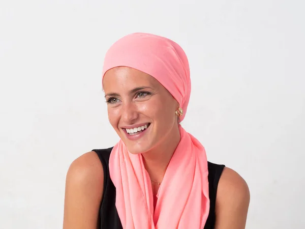 Kafasında pembe mendili olan genç bir kız.