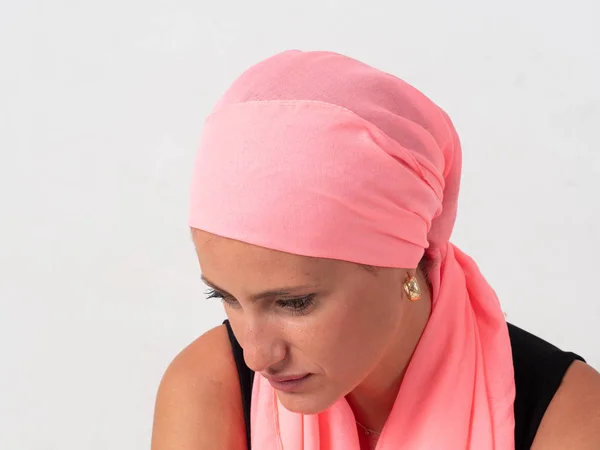 Kafasında pembe mendili olan genç bir kız.