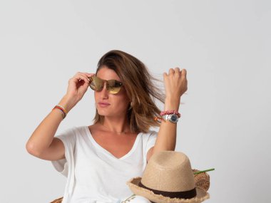 beyaz bir arka plan önünde gözlük ile