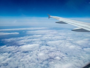 içeriden, ticari bir uçağın penceresinden