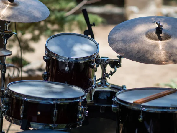 Rock drum ondersteund op het gazon van de tuin van het huis van Hi — Stockfoto