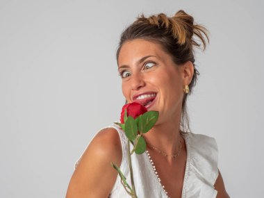 oyun, dokunur ve bir fotoğraf stüdyosunda kırmızı bir gül kokuyor