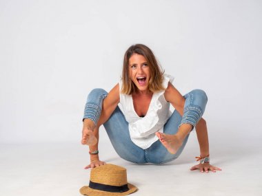 beyaz arka planile bir fotoğraf stüdyosunda çalış.