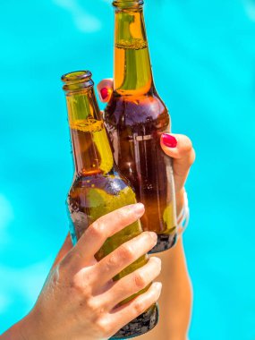 Kadın arkadaşlar ellerinde nex bira şişeleri clinking tezahürat