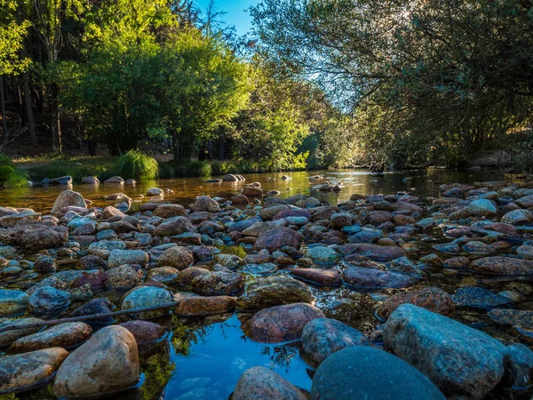 La rivière Manzanares. Le long de son parcours à travers La Pedriza, dans le parc national des montagnes de Guadarrama, Madrid, Espagne — Photo