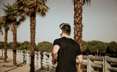 Kafkas Adam Müzik Dinlemek Için Büyük Kulaklıklar ile Çalışan Goes