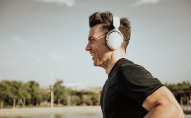 Kafkas Adam Müzik Dinlemek Için Büyük Kulaklıklar ile Çalışan Goes