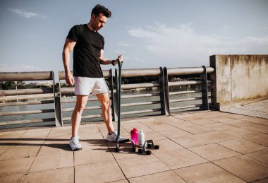 Her yerde eğitim için farklı spor aksesuarları kullanan bir kişi