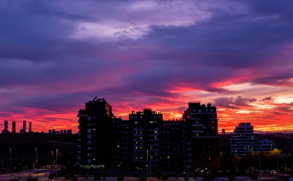 Vista de la puesta de sol desde Valdebebas con las cuatro torres de Madrid al fondo — Foto de Stock