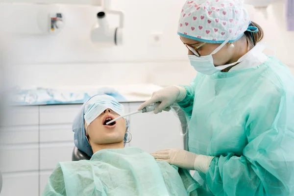 Asistente Dentista Inserta Herramienta Boca Del Paciente — Foto de Stock