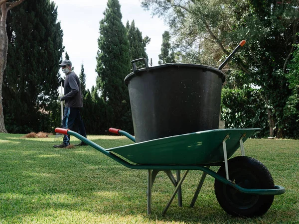 庭から切られた草のバケツを運ぶ鉄の車輪 — ストック写真