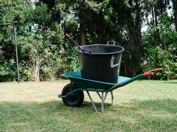 Cubo Grasa Una Carretilla Gran Jardín —  Fotos de Stock