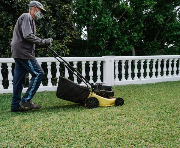 Jardinero Con Máscara Contra Covid Segando Césped Con Una Segadora —  Fotos de Stock