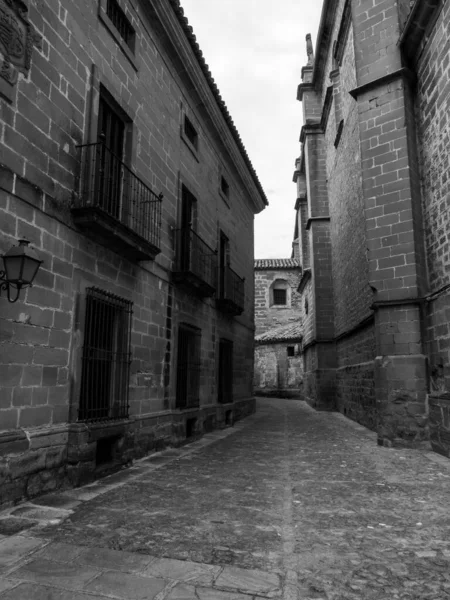 Imagem Preto Branco Uma Rua Estreita Cheia Pedras Medievais Baeza — Fotografia de Stock