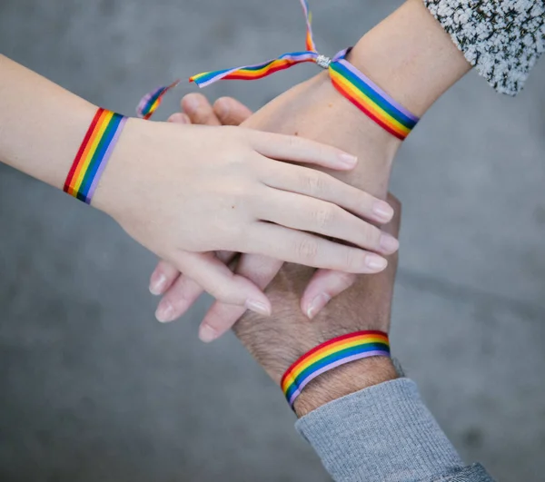 穿着彩虹男女同性恋 双性恋和变性者手镯手拉手堆叠在一起的一群难以辨认的同性恋者的头像 — 图库照片