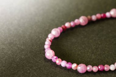 Lüks yakut kolye ya da bilezik siyah arka plan üzerine izole... yakın çekim.