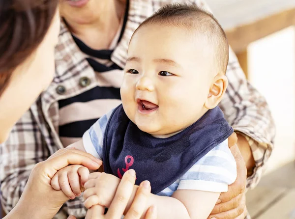 Felices Juntos Sonriente Bebé Con Madre Abuela Exterior Primavera —  Fotos de Stock