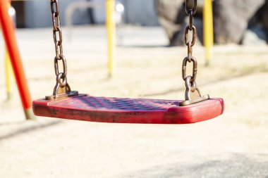 kırmızı salıncak asılı izole modern çocuklar playground.close üzerinde.