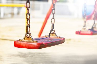 kırmızı salıncak asılı izole modern çocuklar playground.close üzerinde.