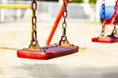 kırmızı salıncak asılı izole modern çocuklar playground.close üzerinde.
