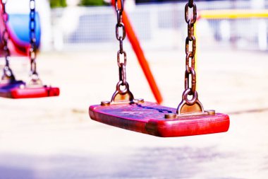 kırmızı salıncak asılı izole modern çocuklar playground.close üzerinde.