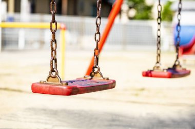 kırmızı salıncak asılı izole modern çocuklar playground.close üzerinde.