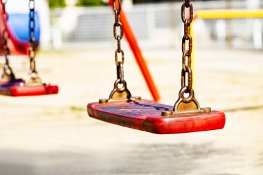 kırmızı salıncak asılı izole modern çocuklar playground.close üzerinde.
