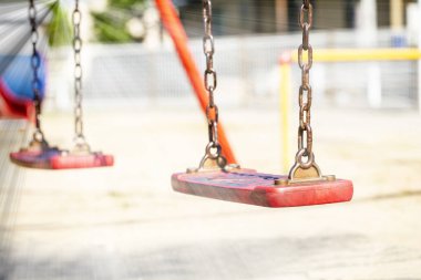 kırmızı salıncak asılı izole modern çocuklar playground.close üzerinde.